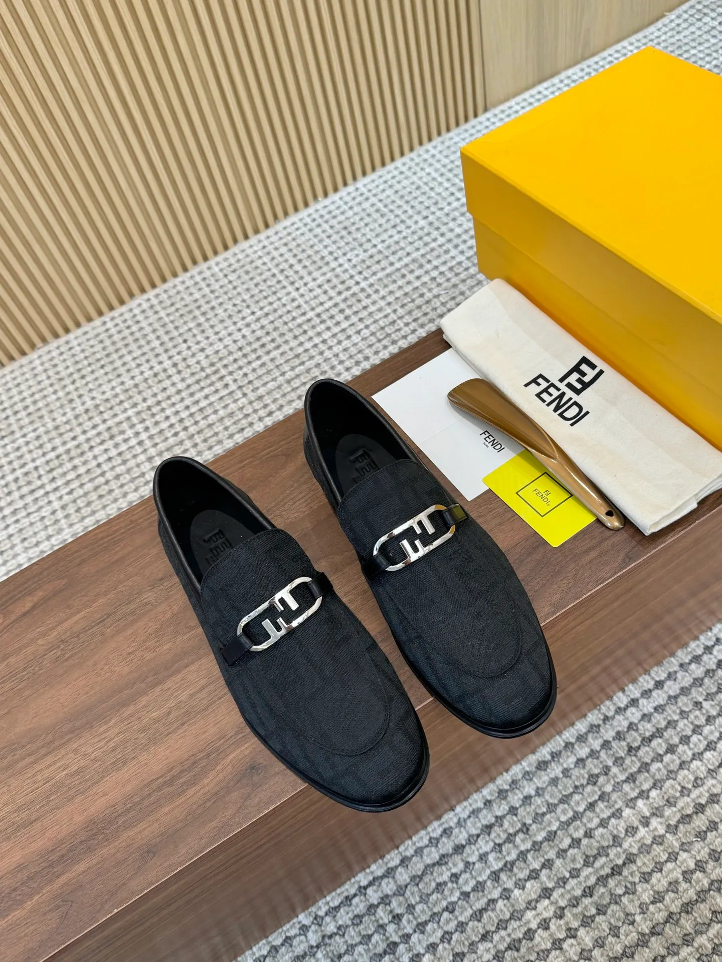 [FENDI] Top P: 980💰 ▪️Size: Men's 39-44. (Customized at 38.45.46) Fendi men's business casual leather shoes Imported brand cloth/calfskin/open edge beads/brand logo printing -Inside: Comfortable cowhide lining -Outsole: Genuine leather outsole with rubber backing embedded in the heel, perfect injection molding -Ultra-high quality control·Fine workmanship: highlighted (high-end·luxury·grade)